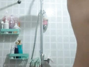 偷拍妈妈洗澡最后被发现了