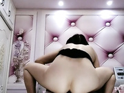 双马尾小妮被大哥上位爆草抽插干出白浆