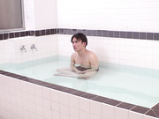 [JUQ-228] 混浴サウナで欲求不満な超肉感ムチムチ妻たちが僕らの精子を根こそぎ絞り尽くすビショ濡れ汗だく性交 - 4of5