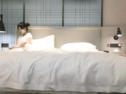 小姐姐性奋抓住奶子揉捏舔吸啪啪大力操穴